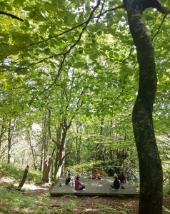Unos días para conectar contigo, un bosque escondido, mimado y aguardianado. Y Arte, mucho Arte!! Tienes ganas de parar, respirar y contemplar la belleza de un Bosque Asturiano? Necesitas silencio? Escucharte un poco más profundo? Quieres aprender a descifrar los lenguajes arquetípicos de la astrología y crear un perfume que te ayude a conectar con tu esencia en el día a día? Deseas tener unos días para ti en los que sólo ocuparte de sentirte, relajarte y disfrutarte? Todo lo demás será cuidado por nosotras.